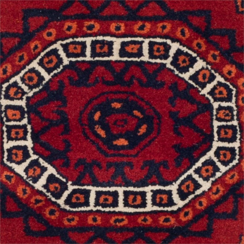 Safavieh Wyndham 7' Round Power Loomed Acrylic Rug in Red