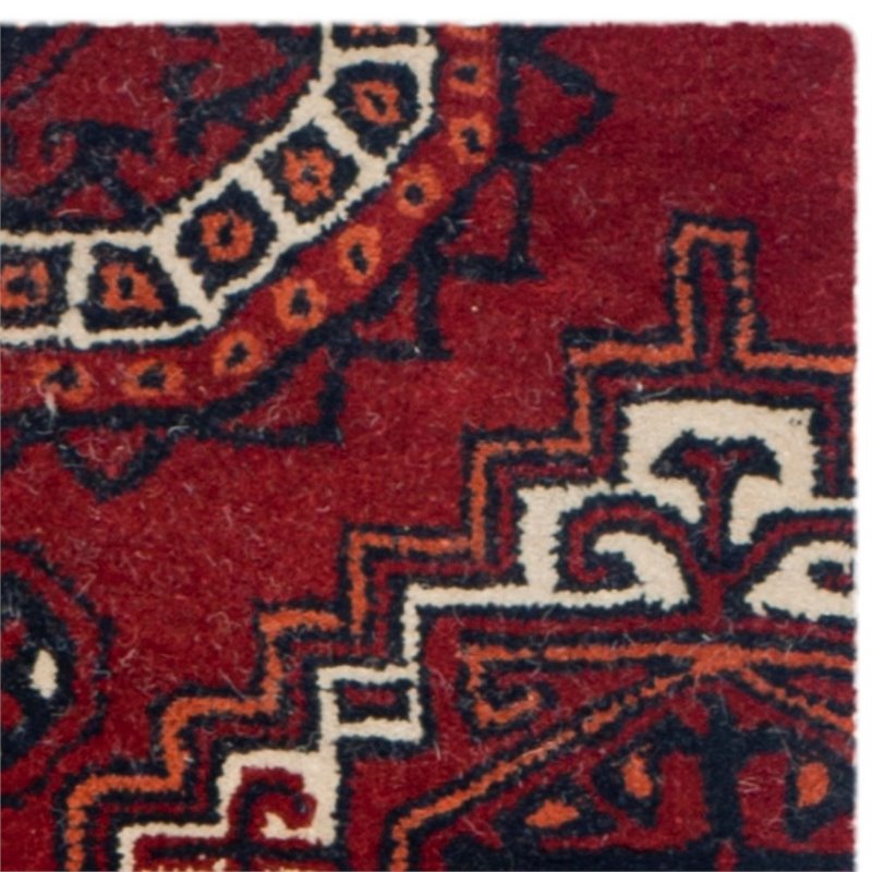 Safavieh Wyndham 7' Round Power Loomed Acrylic Rug in Red