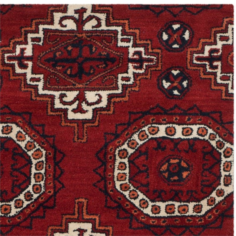 Safavieh Wyndham 7' Round Power Loomed Acrylic Rug in Red