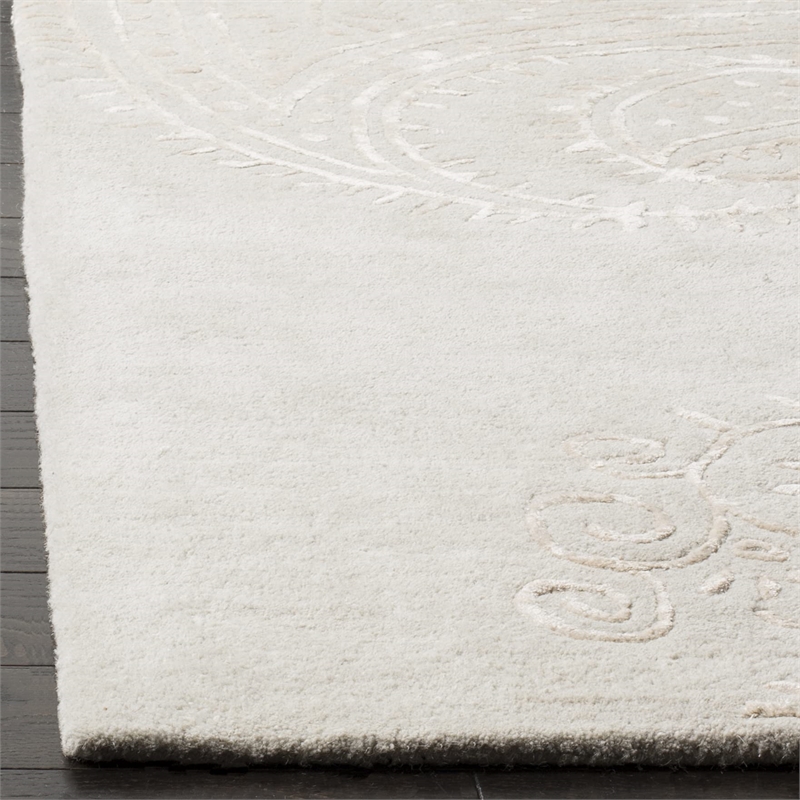 Safavieh Bella 8' X 10' Hand Tufted Rug in Silver and Beige