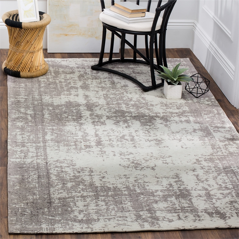 Safavieh Classic Vintage 4' X 6' Rug in Silver and Ivory