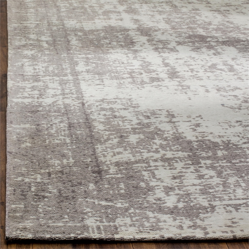 Safavieh Classic Vintage 4' X 6' Rug in Silver and Ivory
