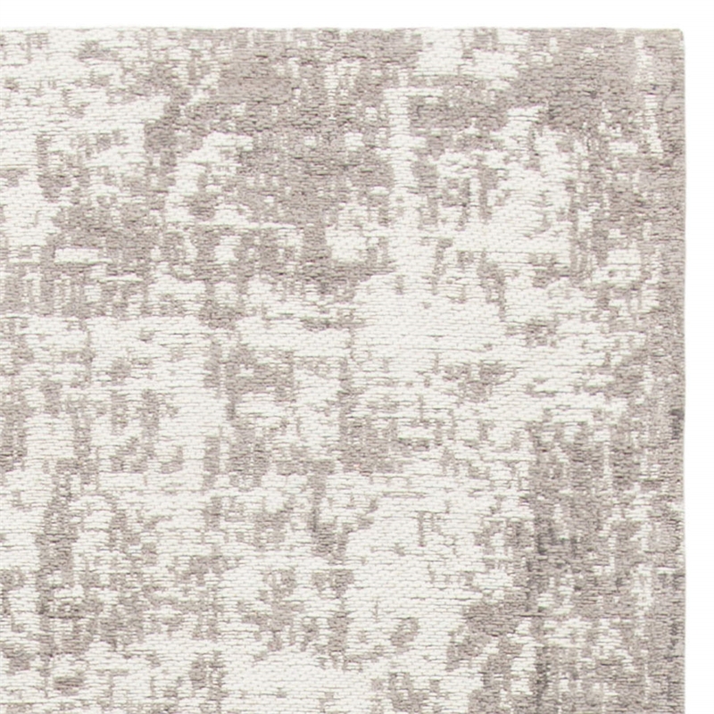 Safavieh Classic Vintage 4' X 6' Rug in Silver and Ivory