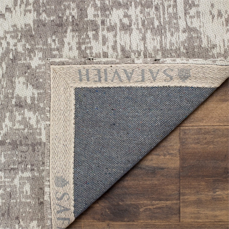 Safavieh Classic Vintage 5' X 8' Rug in Silver and Ivory