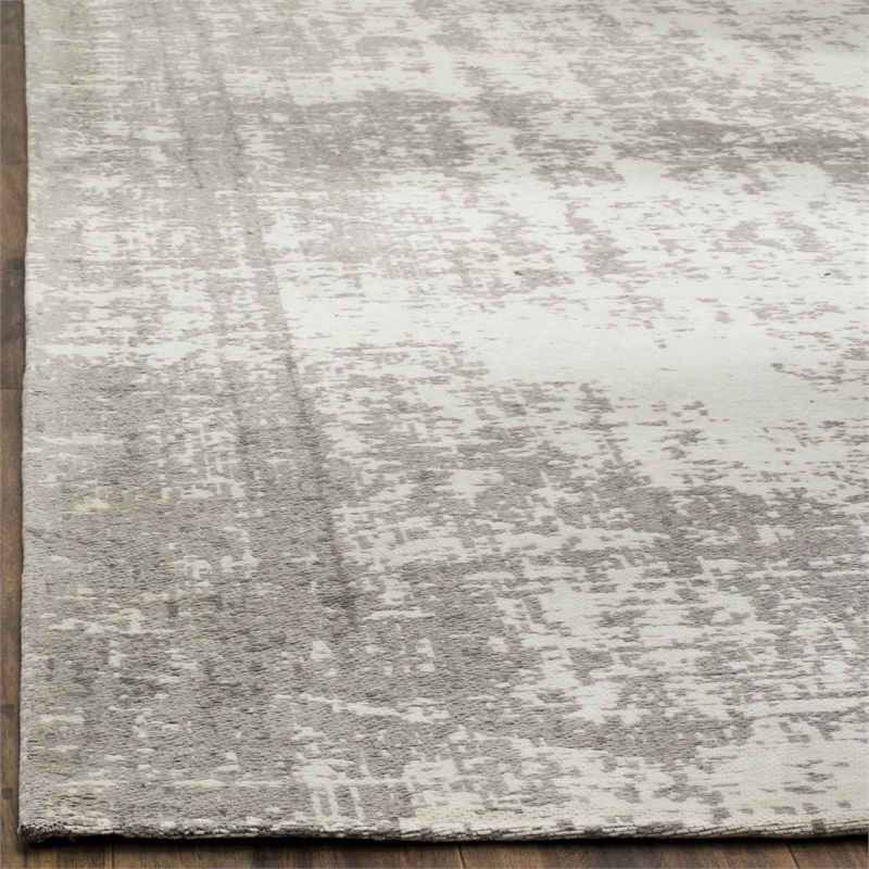 Safavieh Classic Vintage 5' X 8' Rug in Silver and Ivory