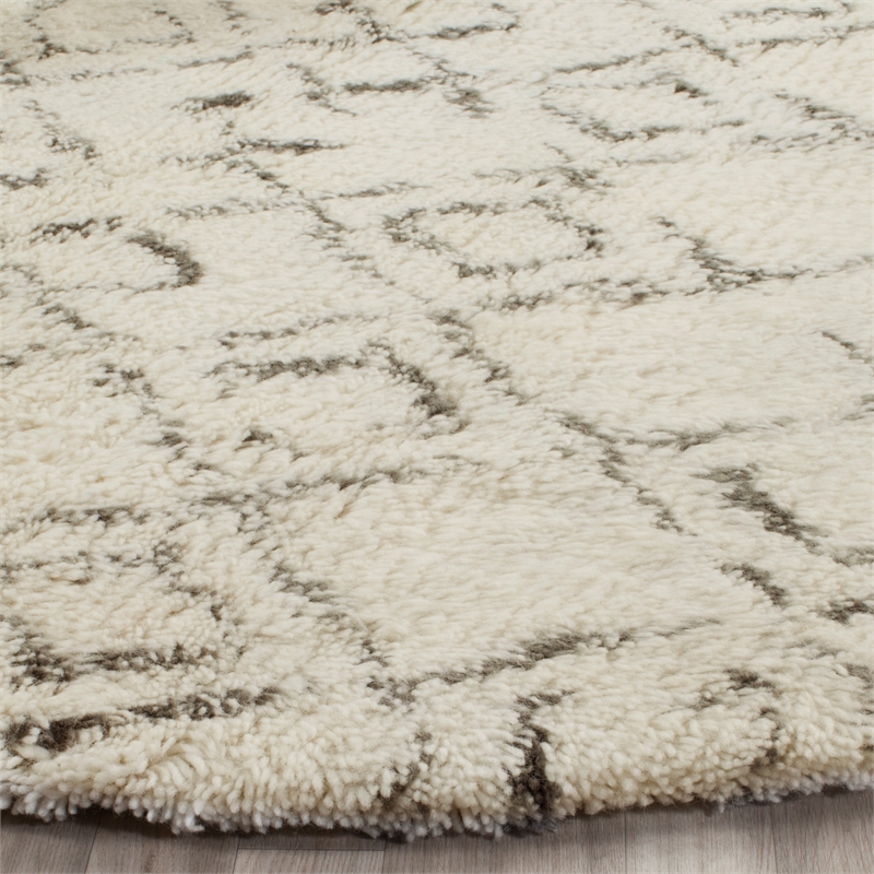 Safavieh Casablanca 6' X 6' Round Wool and Cotton Hand Tufted Rug in Ivory /Gray