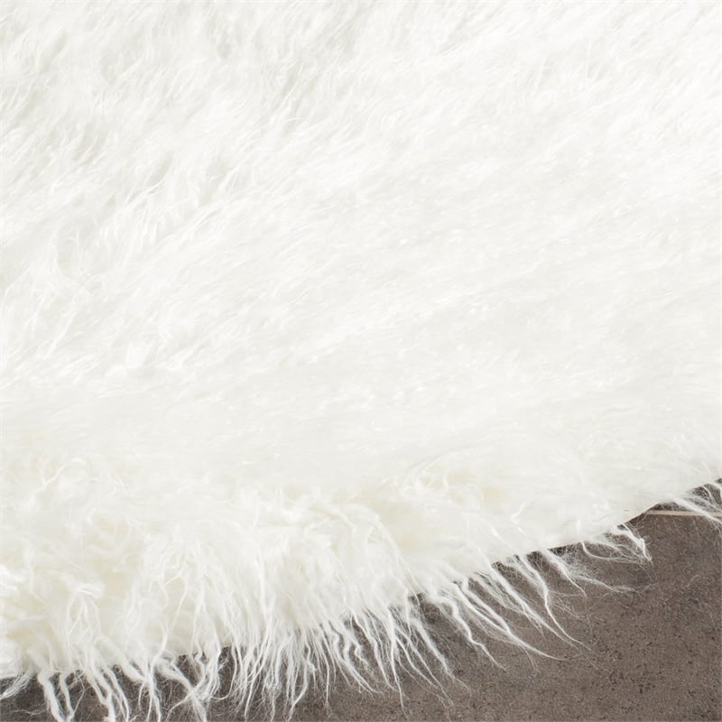Safavieh Faux Sheep Skin 4' X 6' Japanese Acrylic Rug in Ivory