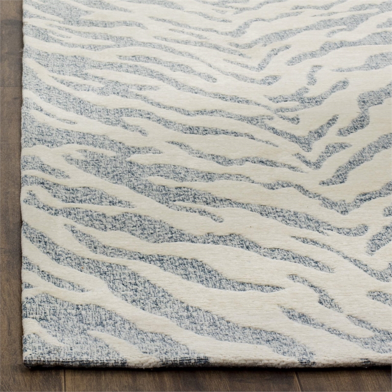 Safavieh Marbella 5' X 8' Hand Woven Rug in Light Gray and Ivory