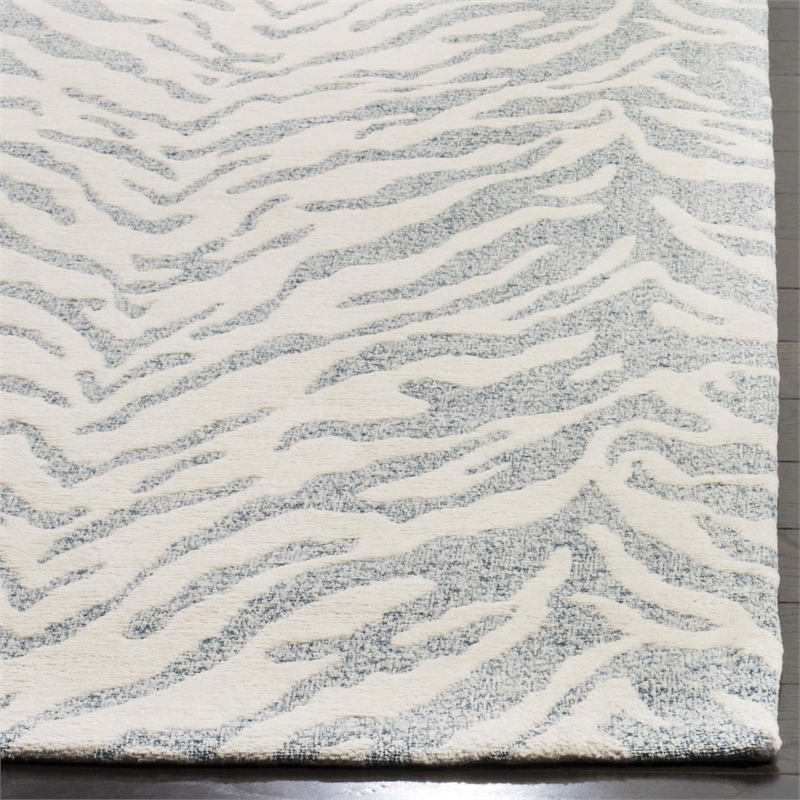 Safavieh Marbella 5' X 8' Hand Woven Rug in Light Gray and Ivory
