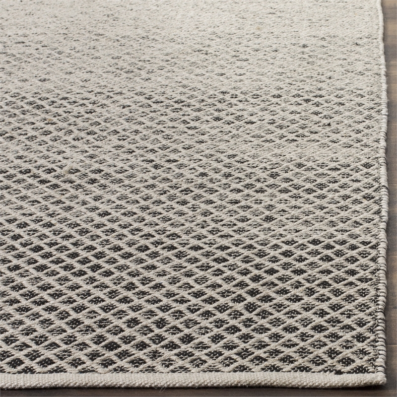 Safavieh Montauk 5' X 8' Hand Woven Cotton Pile Rug in Black and Ivory