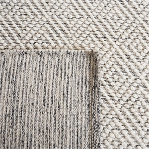 Safavieh Natura 4' X 6' Hand Tufted Rug in Ivory and Light Gray