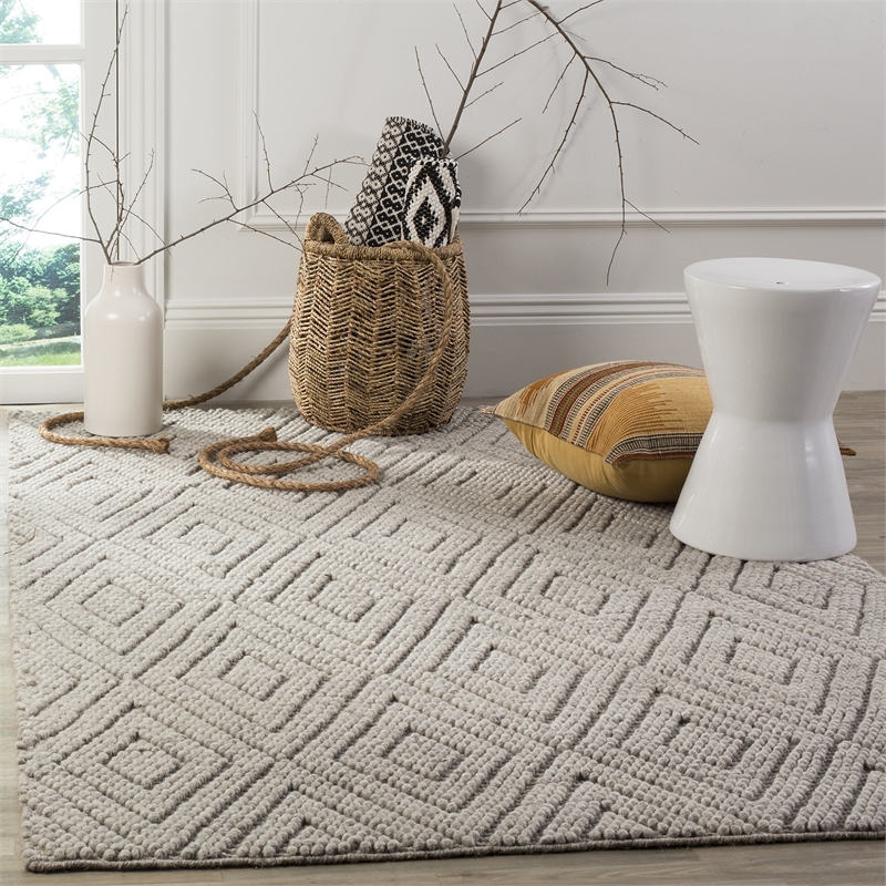 Safavieh Natura 5' X 8' Hand Tufted Rug in Silver