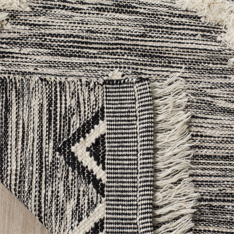 Safavieh Kenya 4' x 6' Hand Knotted Wool Rug in Black and Ivory