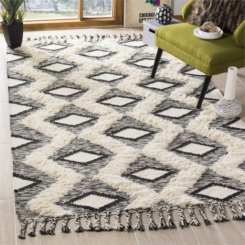 Safavieh Kenya 5' x 8' Hand Knotted Wool Rug in Black and Ivory
