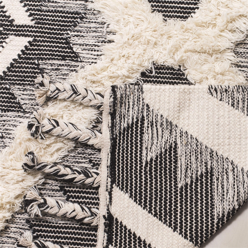 Safavieh Kenya 4' x 6' Hand Knotted Wool Rug in Black and Ivory