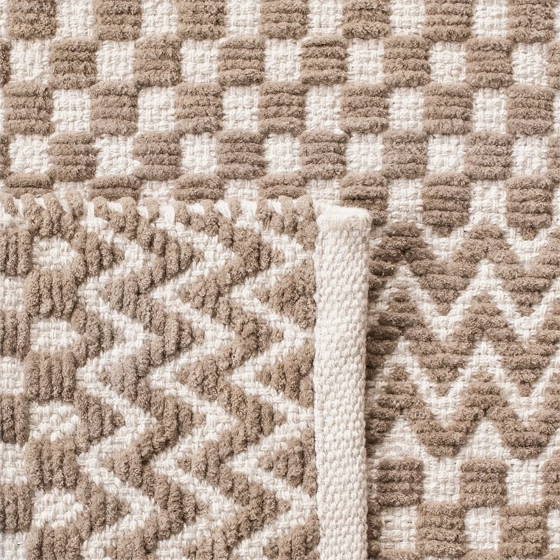 Safavieh Boston 4' x 6' Hand Tufted Rug in Taupe