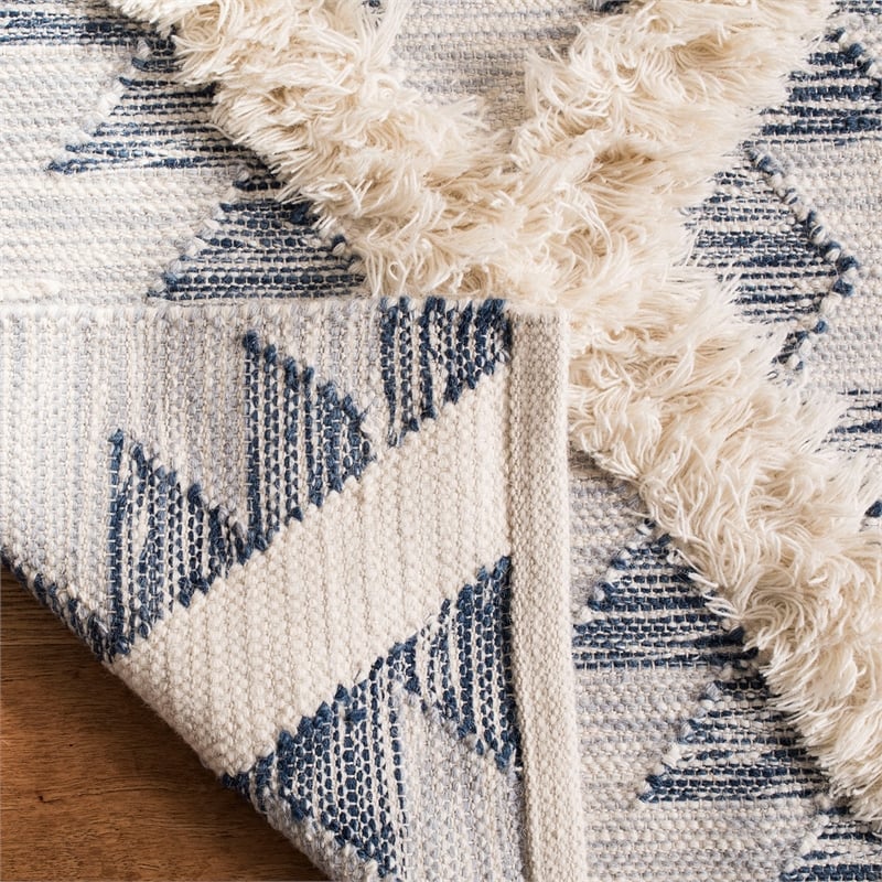 Safavieh Kenya 6' x 9' Hand Woven Shag Wool Rug in Silver and Ivory
