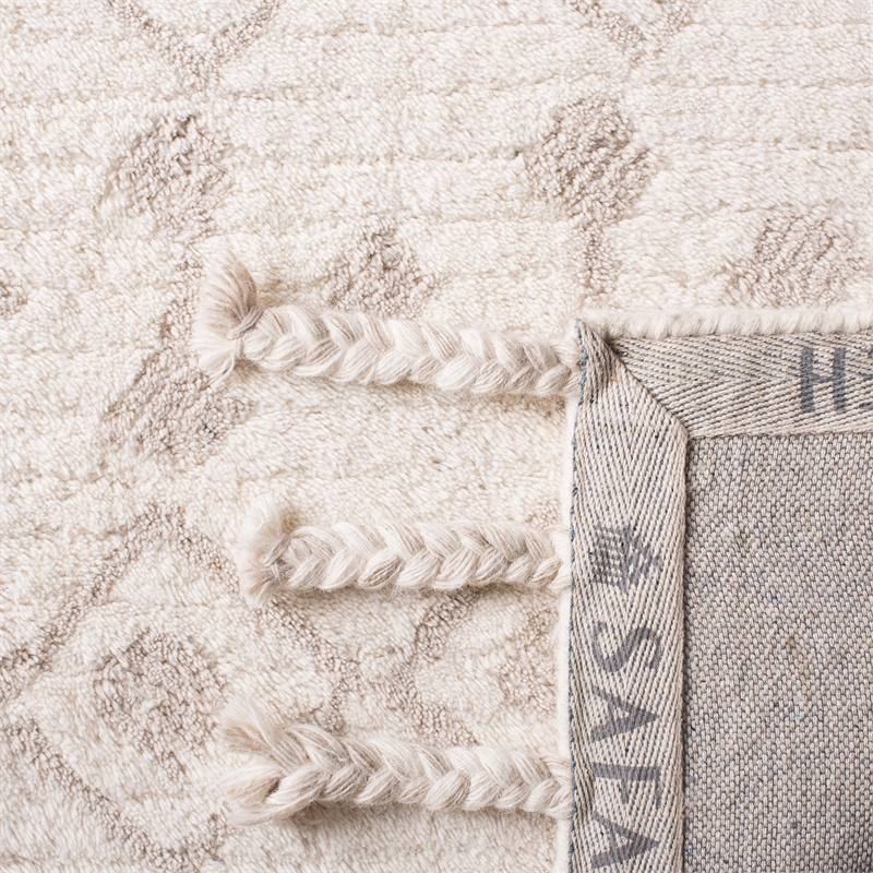Safavieh Casablanca 4' x 6' Hand Tufted Wool Rug in Ivory and Beige