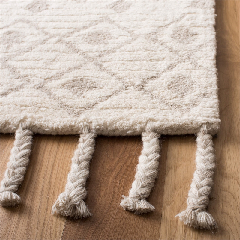 Safavieh Casablanca 5' x 8' Hand Tufted Wool Rug in Ivory and Beige
