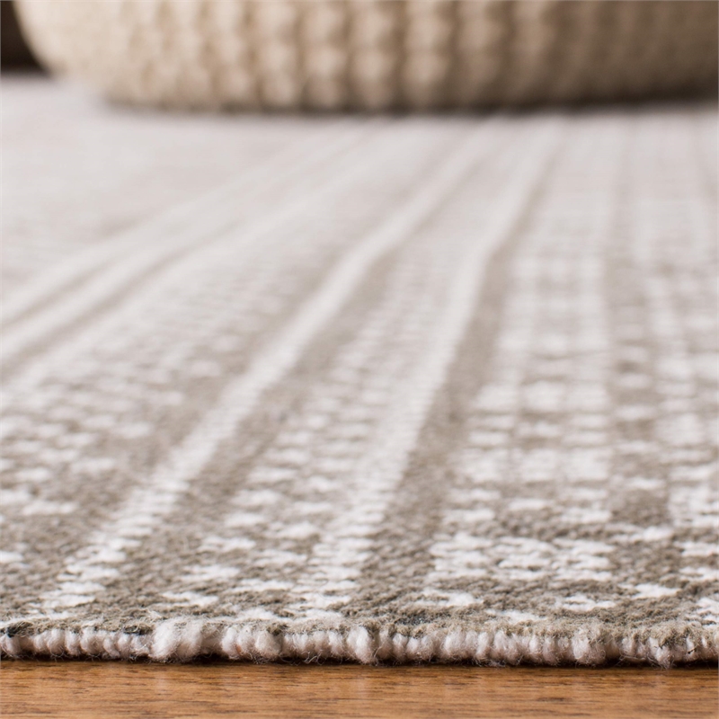 Safavieh Cedar Brook 5' x 8' Hand Loomed Rug in Gray and Ivory