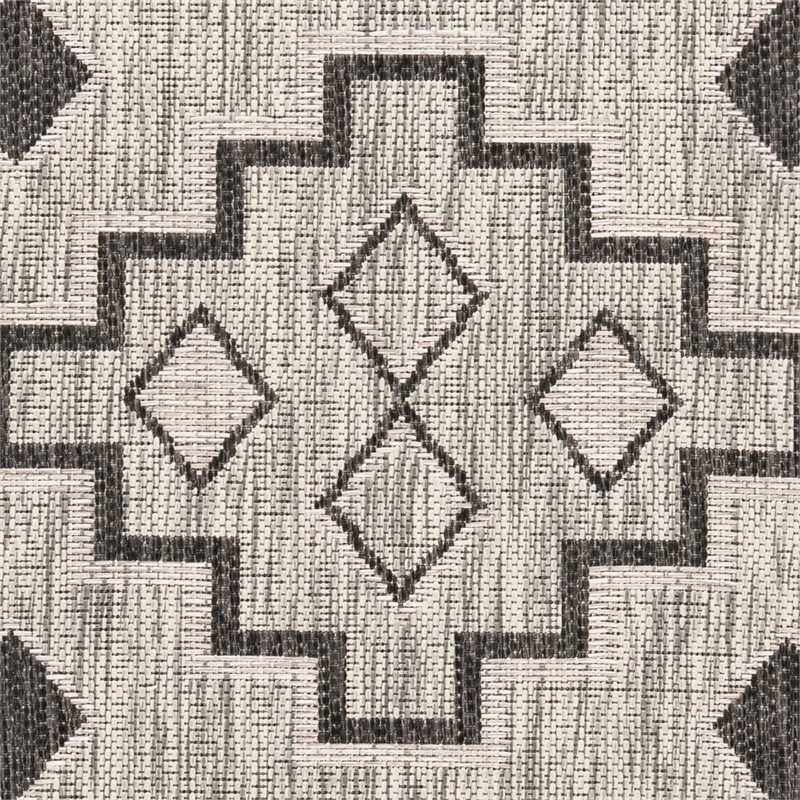 Safavieh Courtyard 2' x 3'7