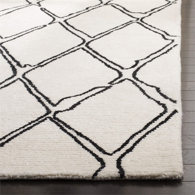 Safavieh Casablanca 4' x 6' Hand Tufted Wool Rug in Ivory and Black