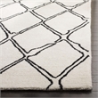 Safavieh Casablanca 4' x 6' Hand Tufted Wool Rug in Ivory and Black