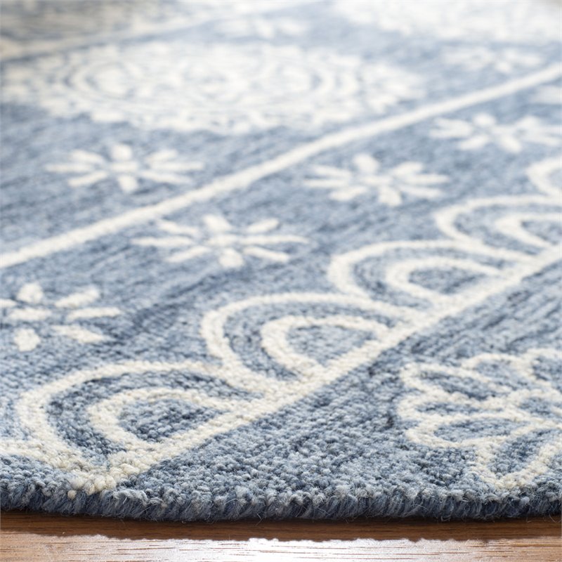 Safavieh Micro-Loop 5' Round Hand Tufted Wool Rug in Blue and Ivory