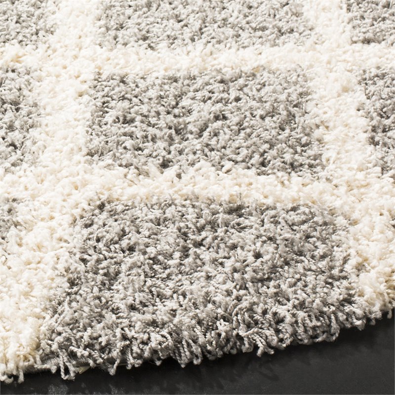 Safavieh Dallas 6' Round Shag Rug in Gray and Ivory