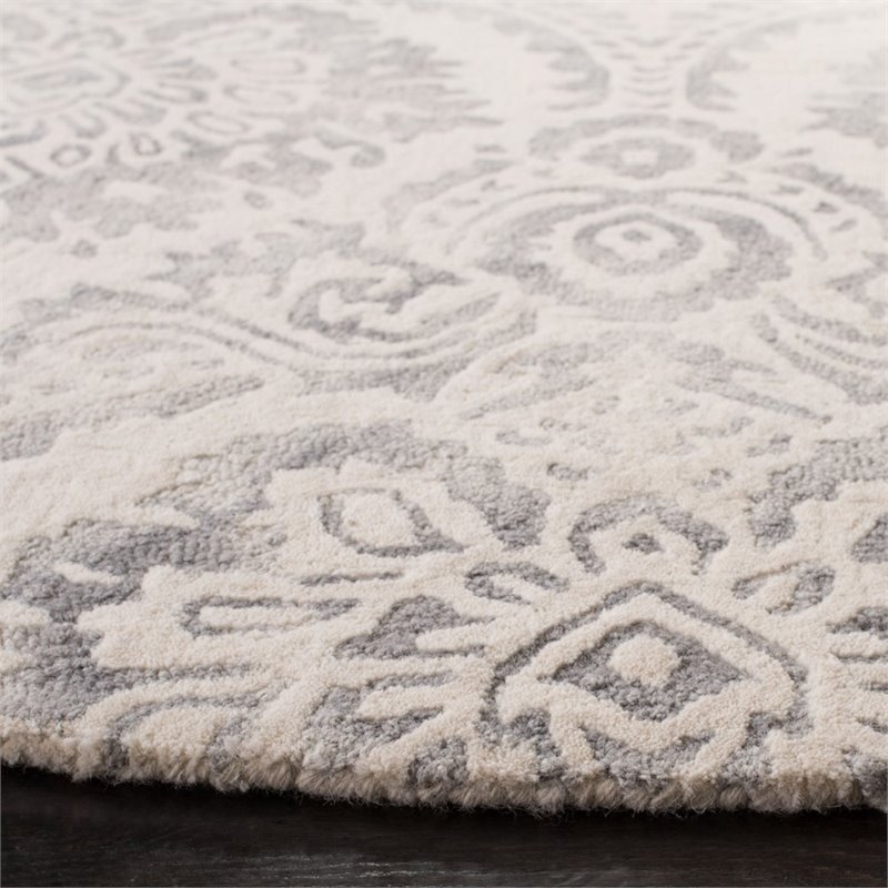 Safavieh Dip Dye 7' Round Hand Tufted Wool Rug in Silver and Ivory