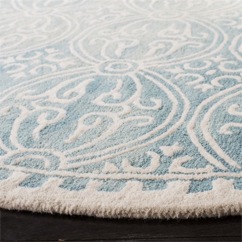 Safavieh Dip Dye 7' Round Hand Tufted Wool Rug in Green and Ivory