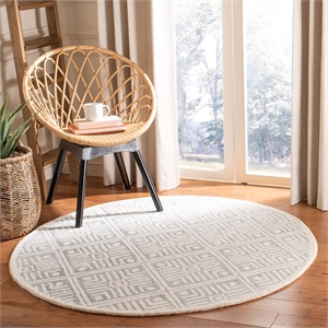 Safavieh Micro-Loop 5' Round Hand Tufted Wool Rug in Gray and Ivory