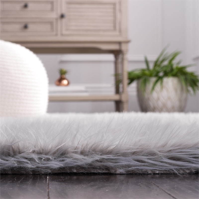 Safavieh Faux Sheep Skin 5'-0