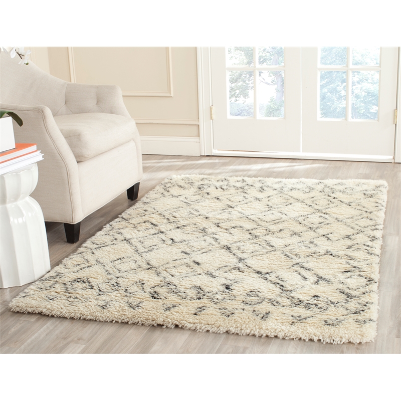 Safavieh Casablanca 4' X 6' Wool and Cotton Hand Tufted Rug in Ivory / Gray
