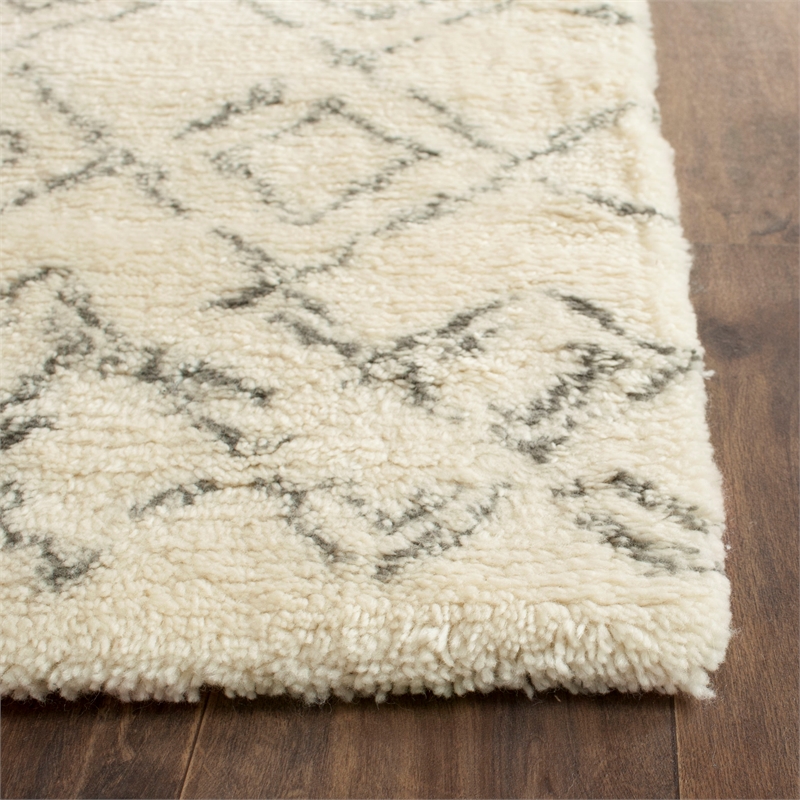 Safavieh Casablanca 4' X 6' Wool and Cotton Hand Tufted Rug in Ivory / Gray