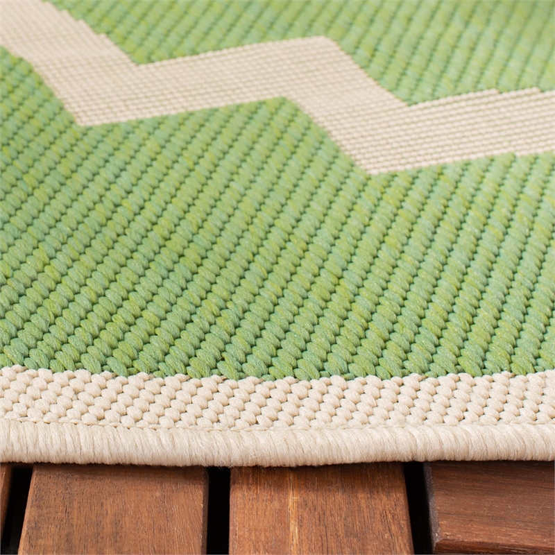Safavieh Courtyard Green Indoor Outdoor Rug - Round 6'7