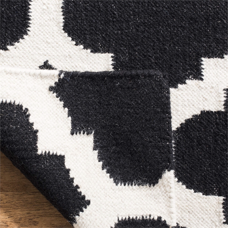 Safavieh Dhurries Black Contemporary Rug - 2'6