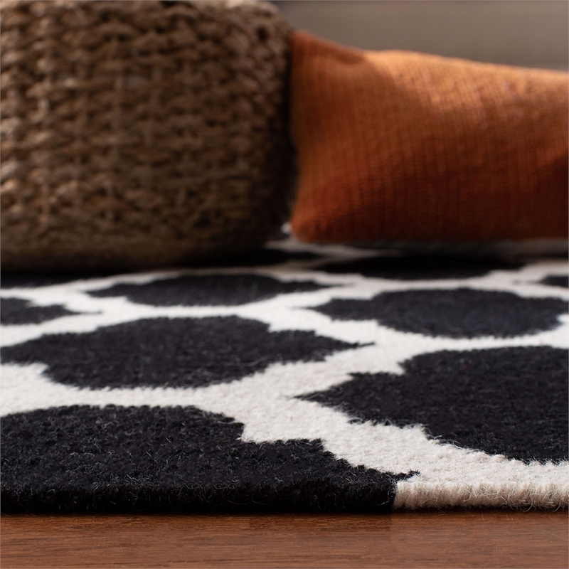 Safavieh Dhurries Black Contemporary Rug - 6' x 9'