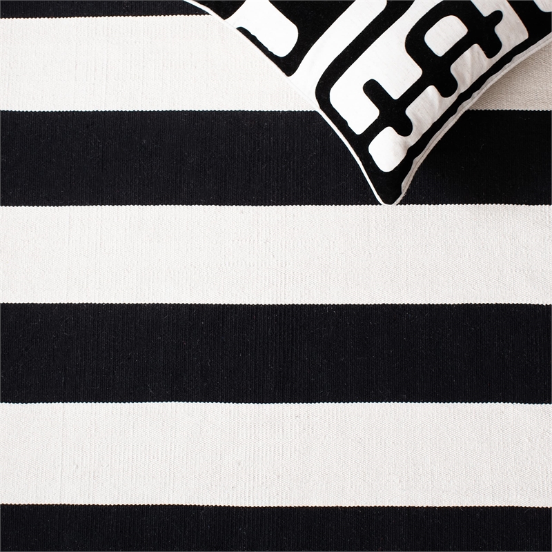 Safavieh Montauk Black Contemporary Rug - 5' x 8'