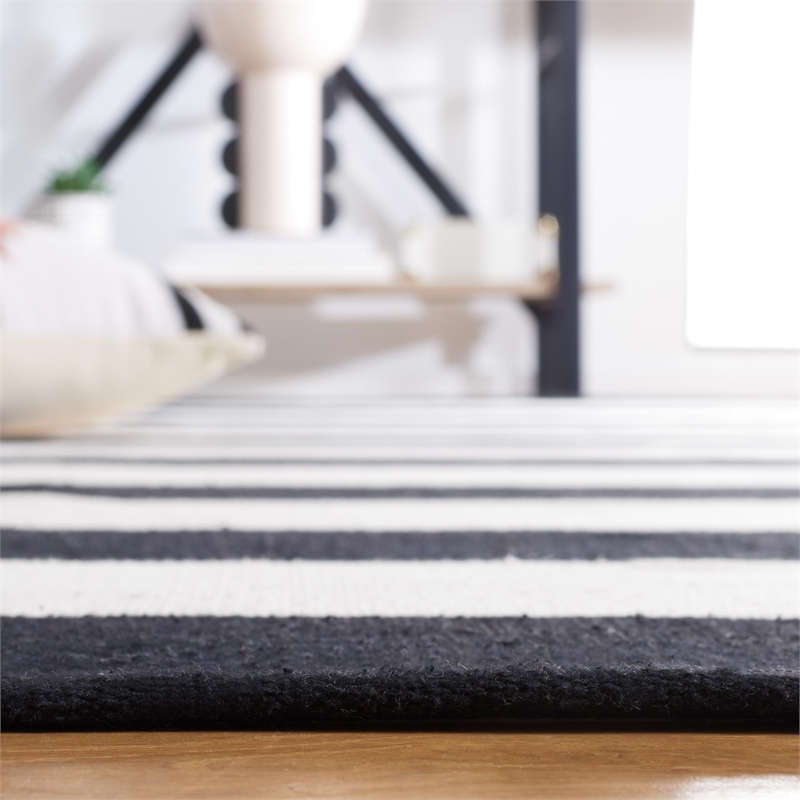 Safavieh Montauk Black Contemporary Rug - 8' x 10'