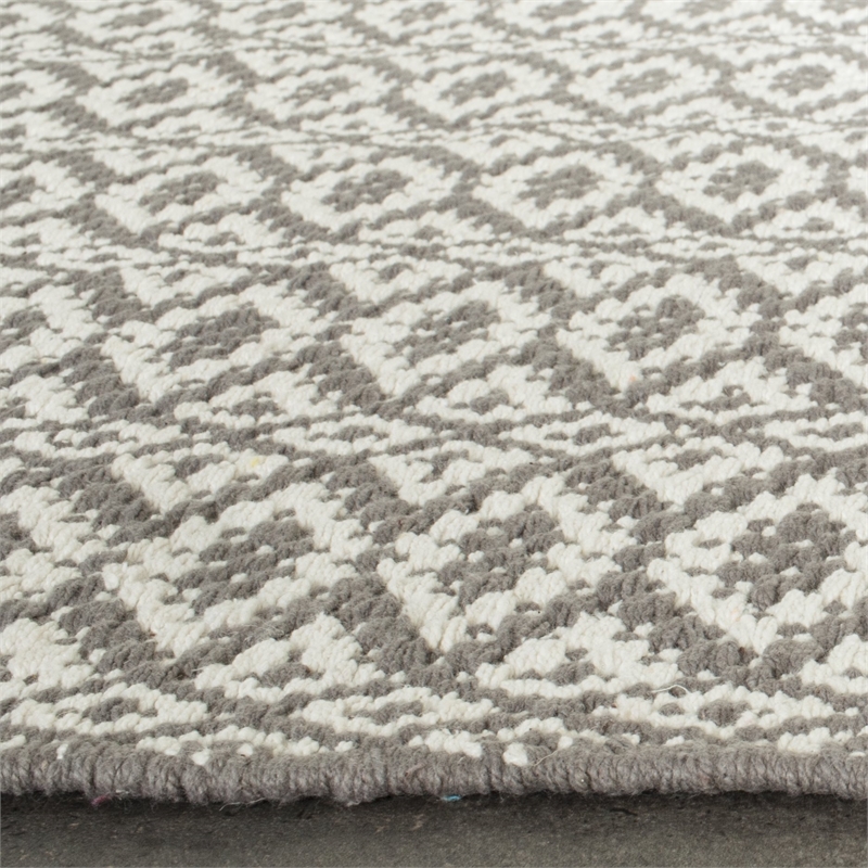 Safavieh Montauk Ivory Contemporary Rug - 5' x 7'
