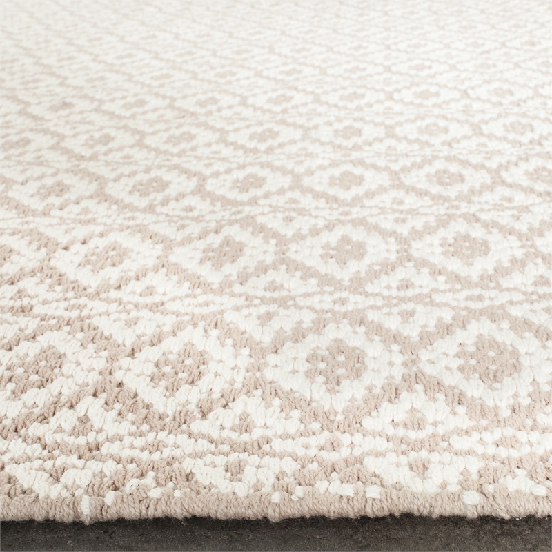 Safavieh Montauk Ivory Contemporary Rug - 5' x 7'