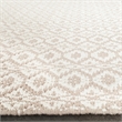 Safavieh Montauk Ivory Contemporary Rug - 5' x 7'