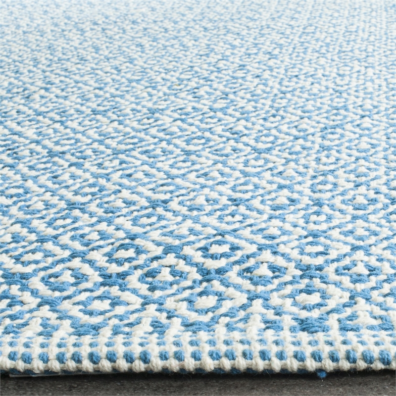 Safavieh Montauk Ivory Contemporary Rug - 5' x 7'