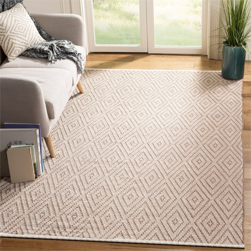 Safavieh Montauk Beige Contemporary Rug - 4' x 6'