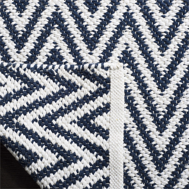 Safavieh Montauk Navy Contemporary Rug - 4' x 6'