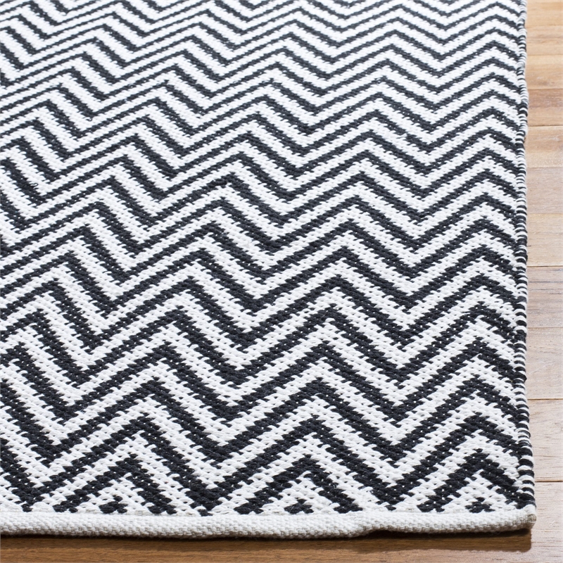 Safavieh Montauk Black Contemporary Rug - 4' x 6'