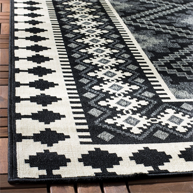 Safavieh Veranda Black Indoor Outdoor Rug - 4' x 5'7
