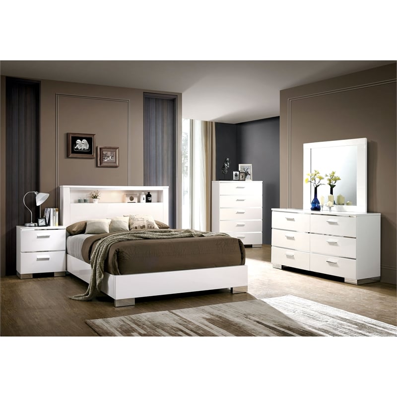 Bowery Hill Contemporary Wood Chest with 5 Spacious Drawers in White