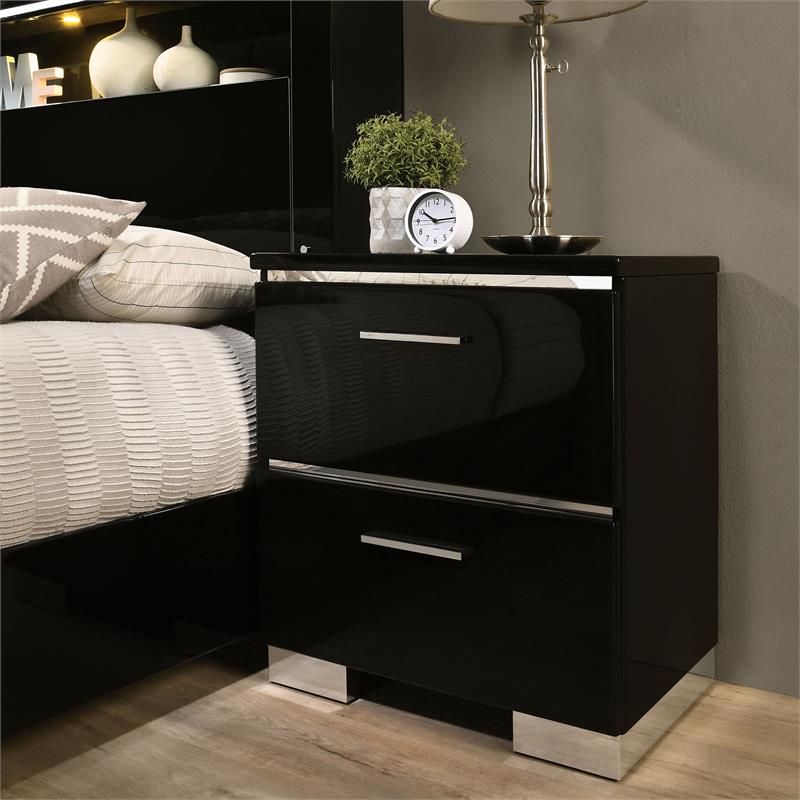 Bowery Hill Bedroom Set with 2 Nightstands and Queen Bed in Black
